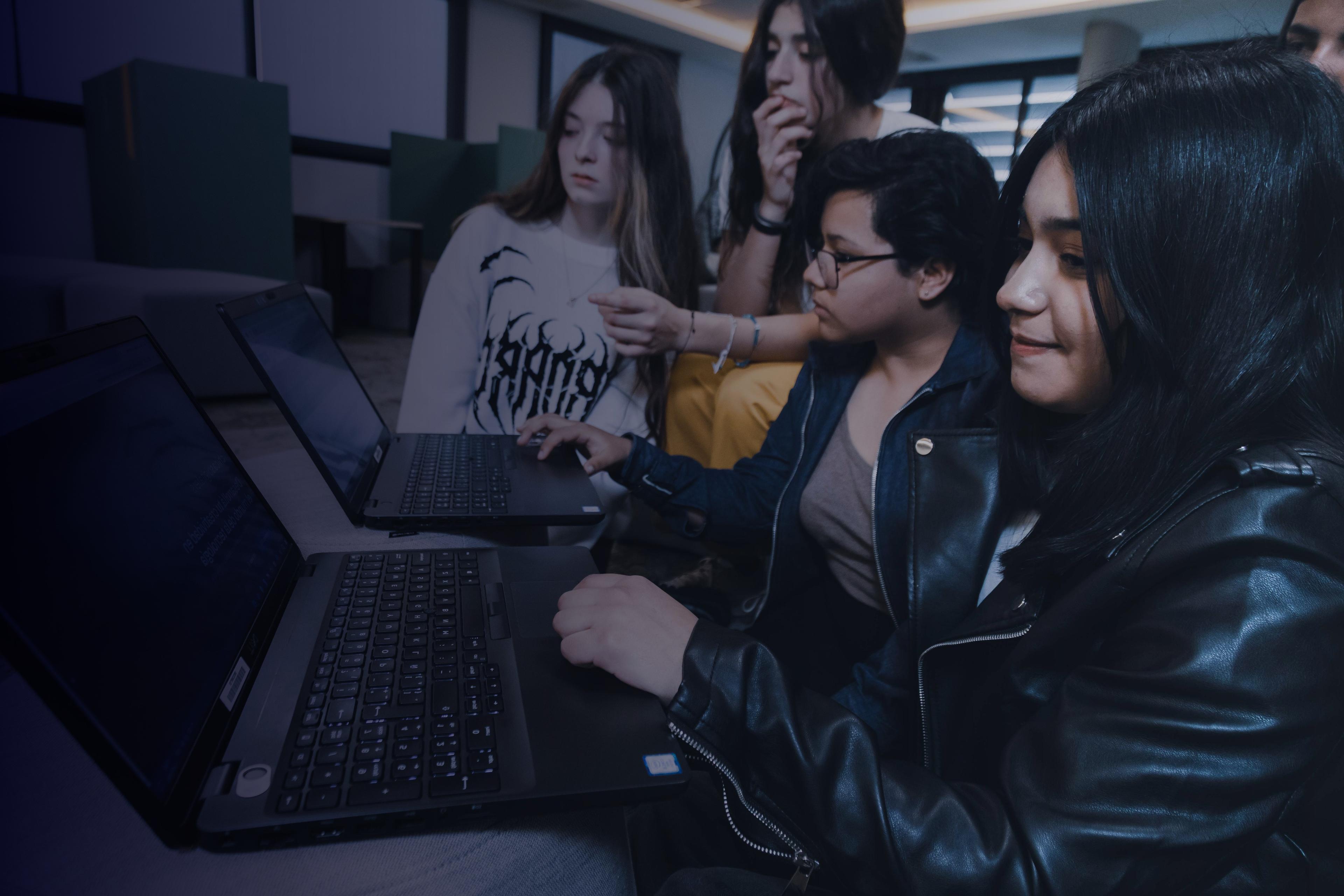 Imagen de una persona usando una notebook