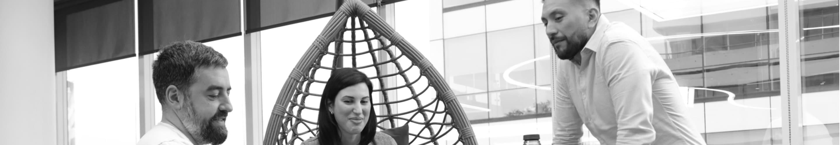 Personas riéndose mientras trabajan.