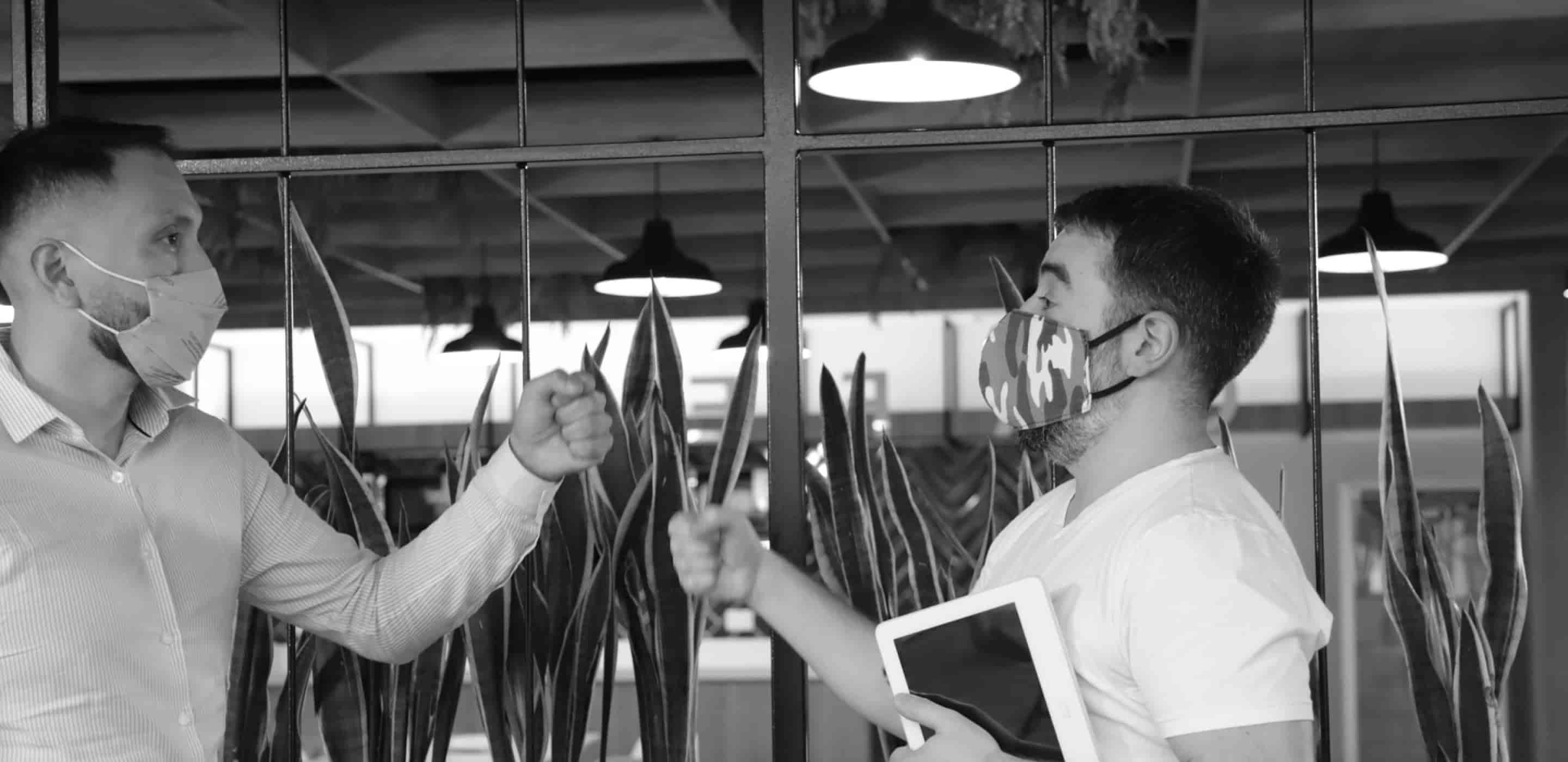 Imagen de una persona usando una notebook