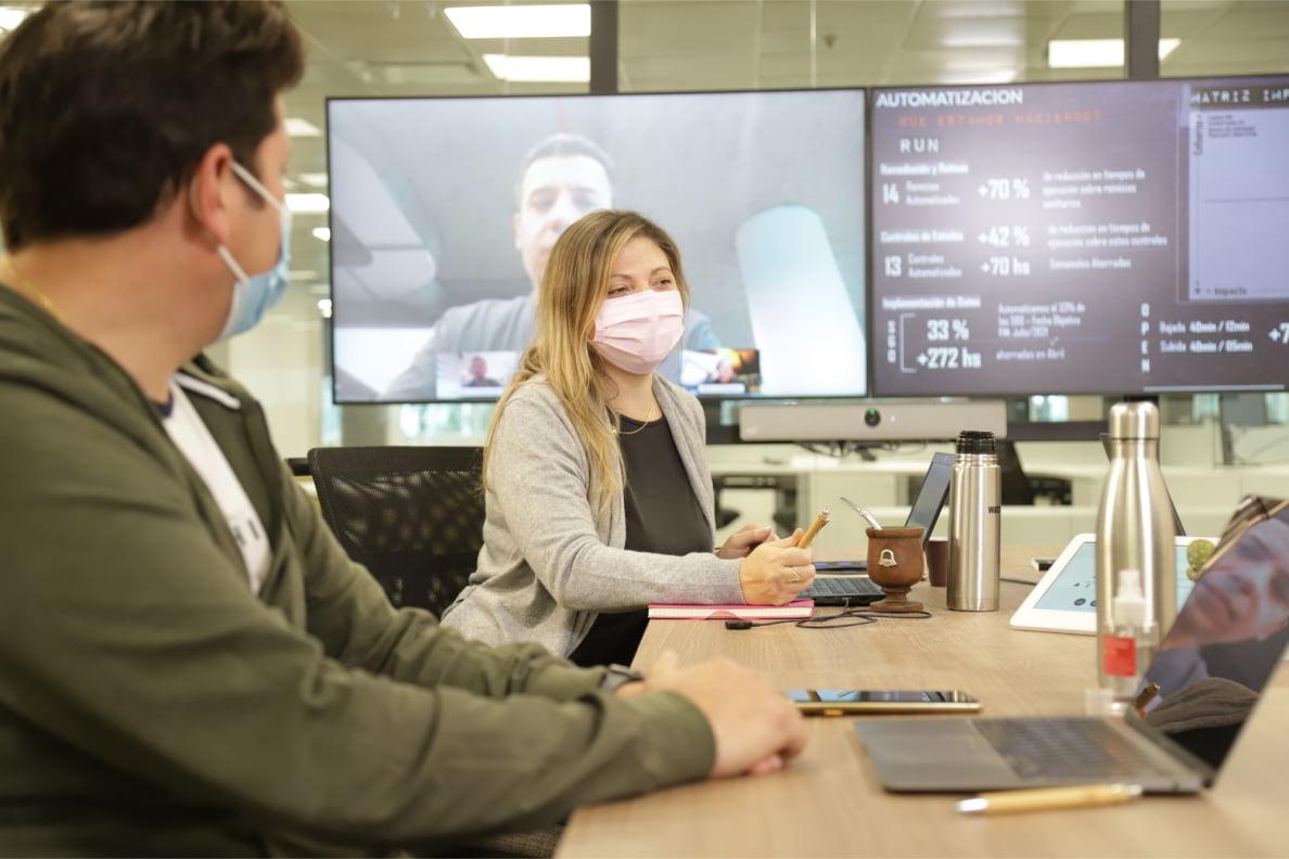 Personas con barbijo trabajando