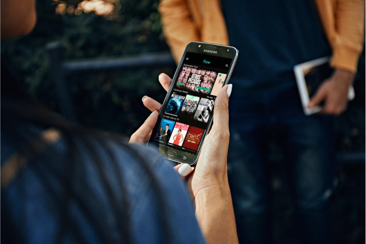 Persona mirando un telefono