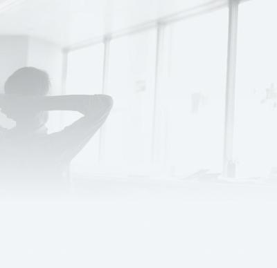 Persona mirando hacia una ventana